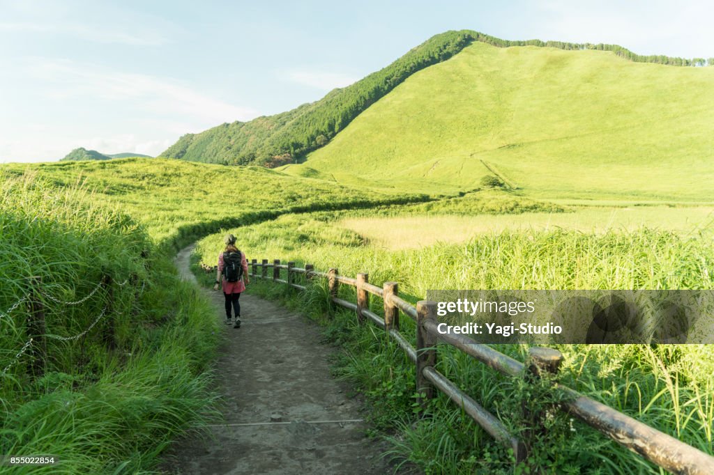 Asiatische Frau Wanderer zu Fuß unterwegs in der Natur.