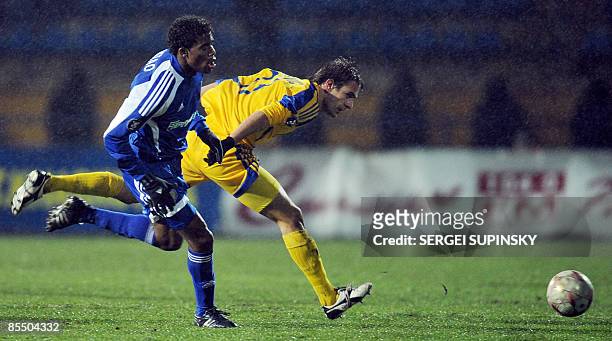 Metalist Kharkov's Serbian Marko Devic vies for a ball with Dynamo Kiev's Brazilian defenser Betao during their UEFA Cup round of 16, second leg...