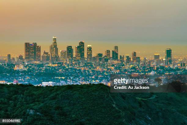 los angeles skyline at dawn - hollywood hills foto e immagini stock