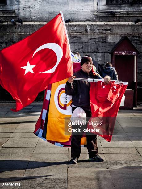 vente drapeau turc et le drapeau de l’équipe de football homme - eminonu yeni camii photos et images de collection
