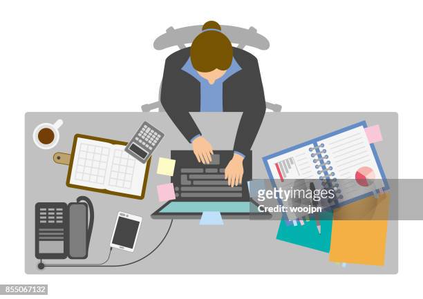 ilustraciones, imágenes clip art, dibujos animados e iconos de stock de mujer de negocios trabajando en escritorio desde arriba - ejecutiva fondo blanco