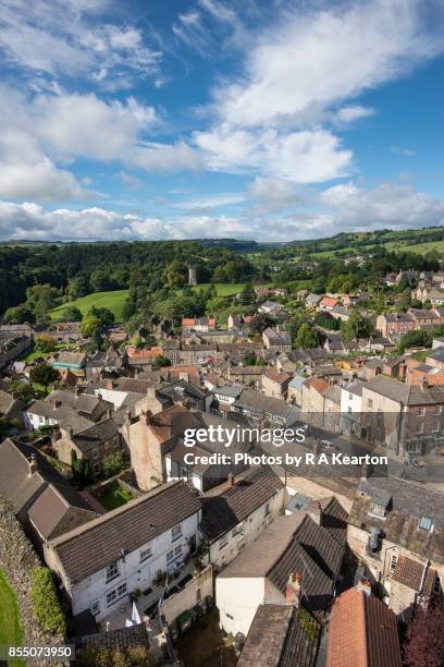 the historic town of richmond, north yorkshire, england - market square stock pictures, royalty-free photos & images