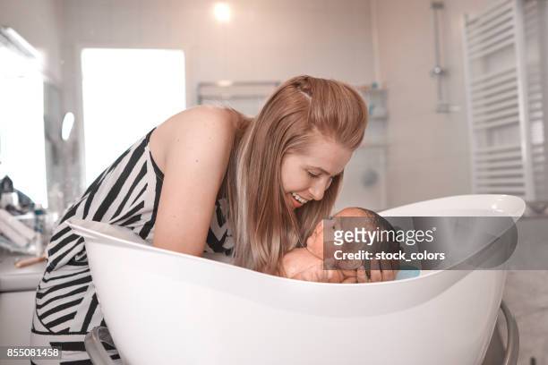 linda chica en bañera - bañando bebe fotografías e imágenes de stock