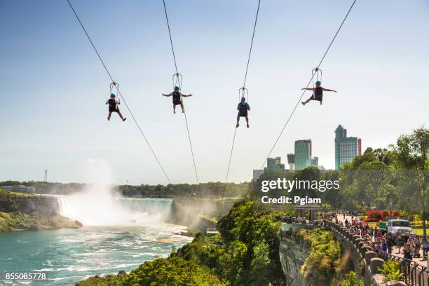 zipline dei turisti alle cascate del niagara ontario canada - niagara falls città foto e immagini stock