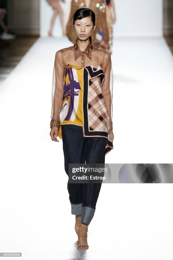 Dries Van Noten : Runway -Paris Fashion Week Womenswear Spring/Summer 2018