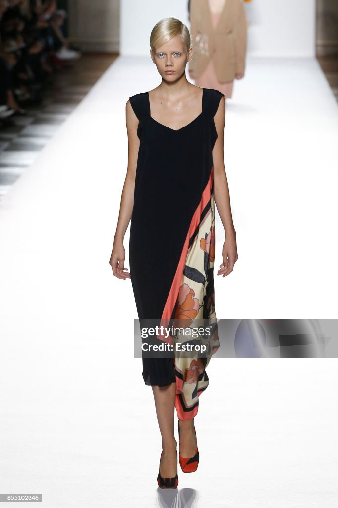 Dries Van Noten : Runway -Paris Fashion Week Womenswear Spring/Summer 2018