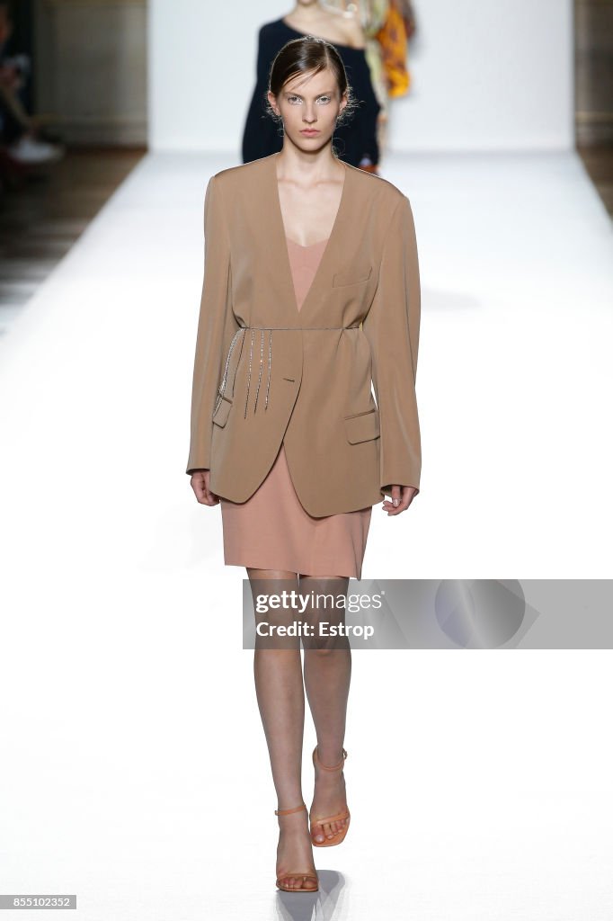Dries Van Noten : Runway -Paris Fashion Week Womenswear Spring/Summer 2018