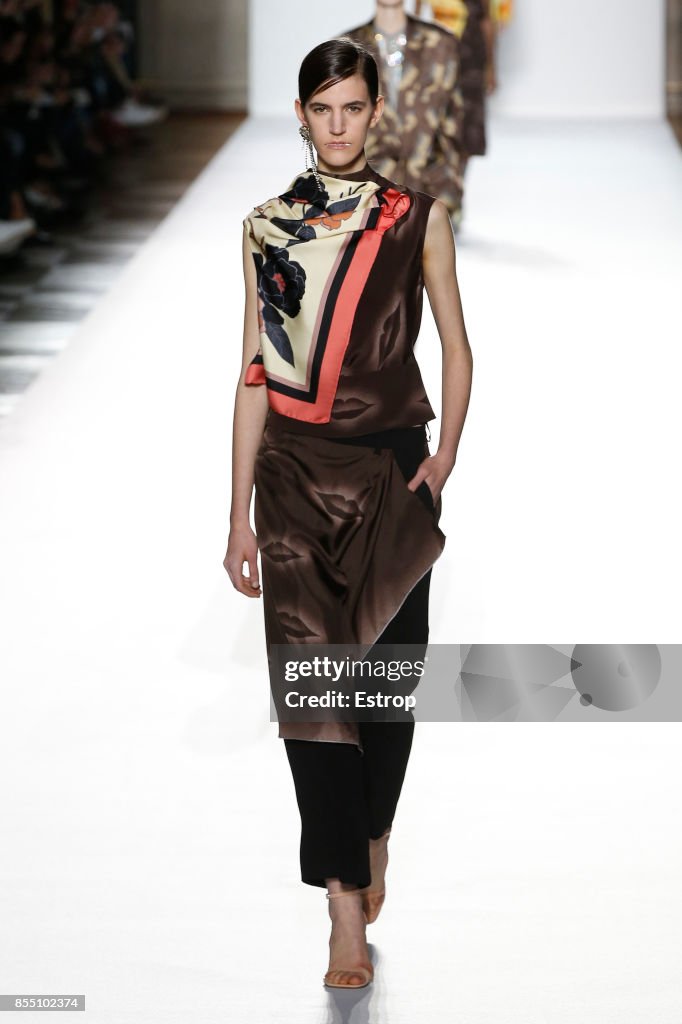 Dries Van Noten : Runway -Paris Fashion Week Womenswear Spring/Summer 2018