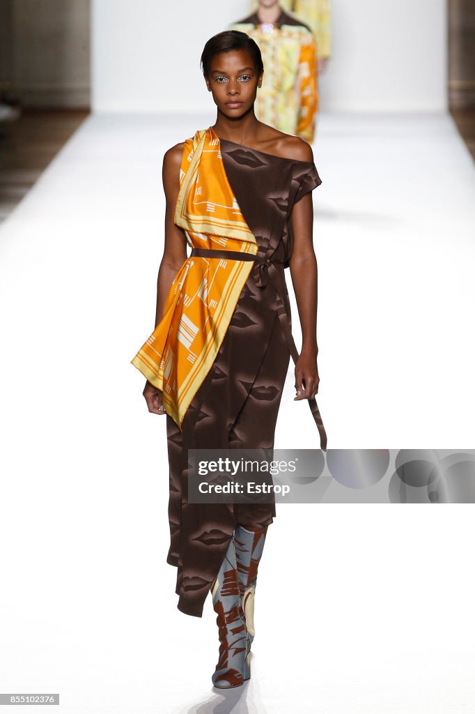 Dries Van Noten : Runway -Paris Fashion Week Womenswear Spring/Summer 2018