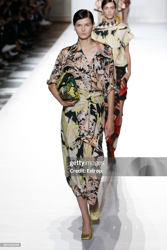 Dries Van Noten : Runway -Paris Fashion Week Womenswear Spring/Summer 2018