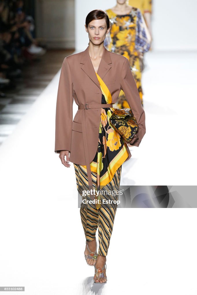 Dries Van Noten : Runway -Paris Fashion Week Womenswear Spring/Summer 2018