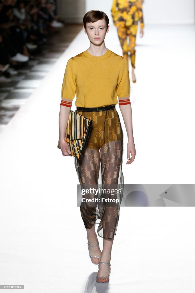 Dries Van Noten : Runway -Paris Fashion Week Womenswear Spring/Summer 2018