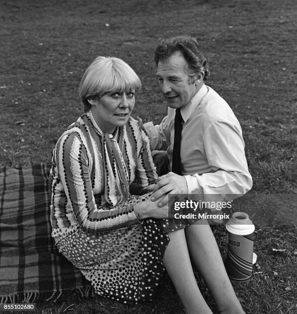 Coronation Street actress Liz Dawn with Derek Bennett, 18th April 1982.