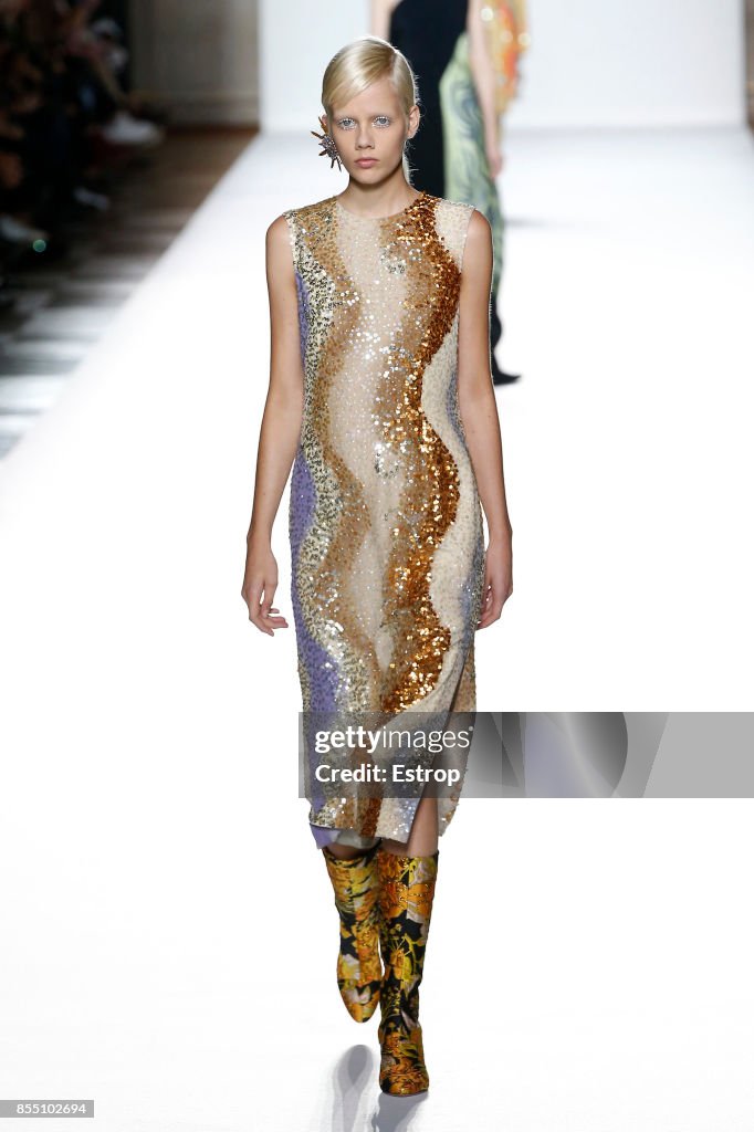 Dries Van Noten : Runway -Paris Fashion Week Womenswear Spring/Summer 2018