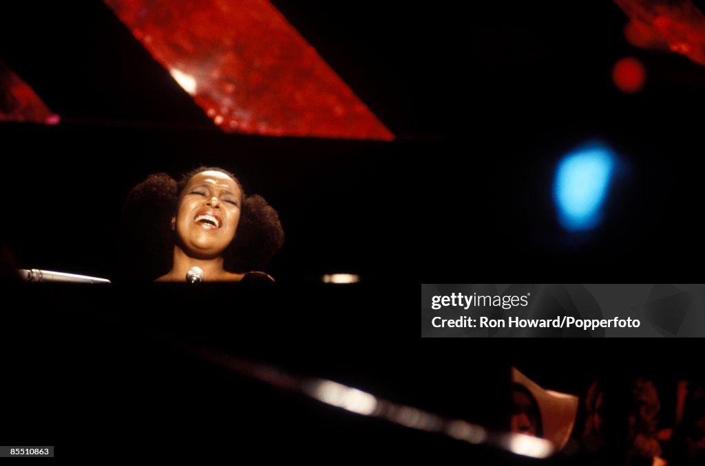 Roberta Getting American singer Roberta Flack performs on the set of a pop music ...