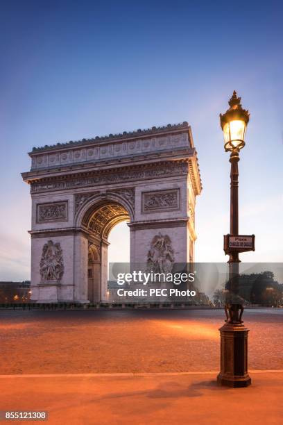 arc de triomphe paris at blue hour - champs elysees stock pictures, royalty-free photos & images