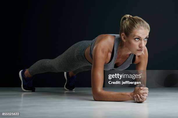discipline houdt haar gaan - plank exercise stockfoto's en -beelden