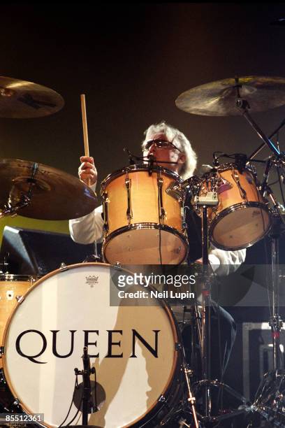 Photo of Roger TAYLOR and QUEEN, Roger Taylor performing on stage