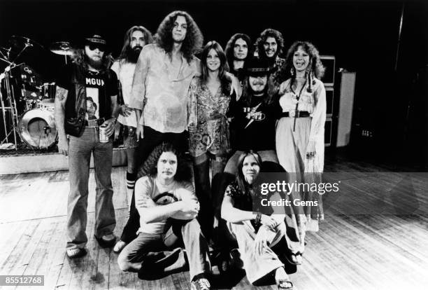 Photo of Cassie GAINES and Billy POWELL and Allen COLLINS and Ronnie VAN ZANT and Leon WILKESON and Artimus PYLE and Leslie HAWKINS and Gary...