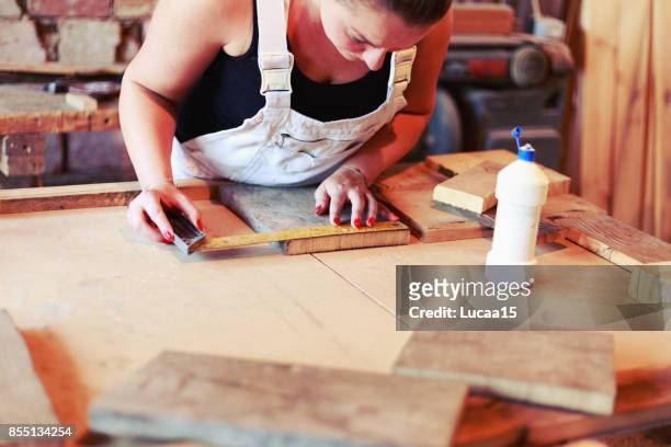 female carpenter - finanzwirtschaft und industrie imagens e fotografias de stock