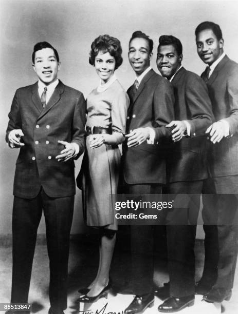 Photo of Pete MOORE and Ronald WHITE and MIRACLES and Smokey ROBINSON and Claudette ROBINSON and Bobby ROGERS; and The Miracles - L-R: Smokey...