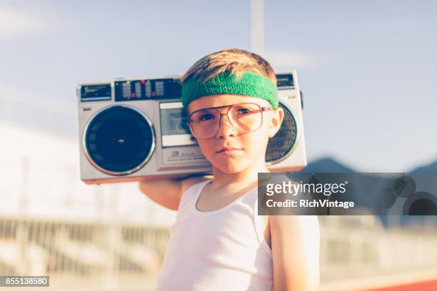 音楽を聞いている若いレトロなフィットネス少年 - ラジカセ ストックフォトと画像
