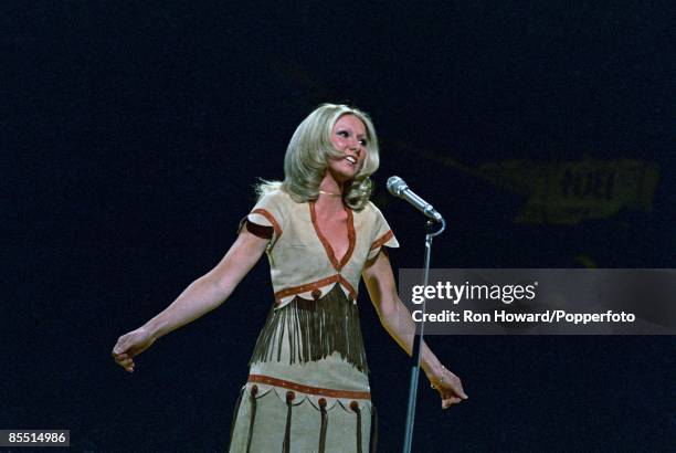 Cloder Rodgers 106 Clodagh Rodgers Stock Photos, High-Res Pictures, and Images - Getty ...