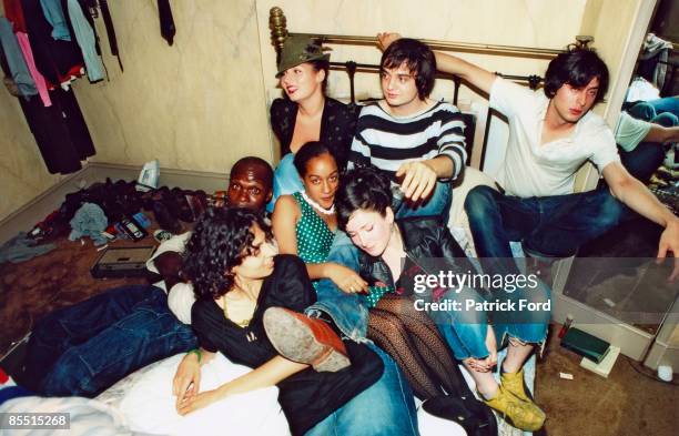 Photo of Pete DOHERTY and Carl BARAT and LIBERTINES; Pete Doherty and Carl Barat on bed with friends in the Albion Rooms - Pete Doherty and Carl...