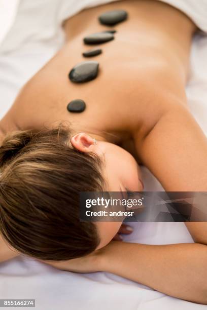 kvinnan få en hot stone massage terapi på spa - lastone terapi bildbanksfoton och bilder