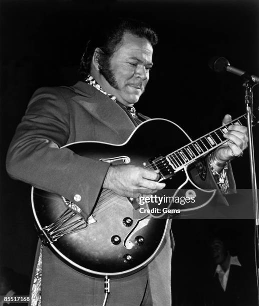 Photo of Roy CLARK; Performing on stage