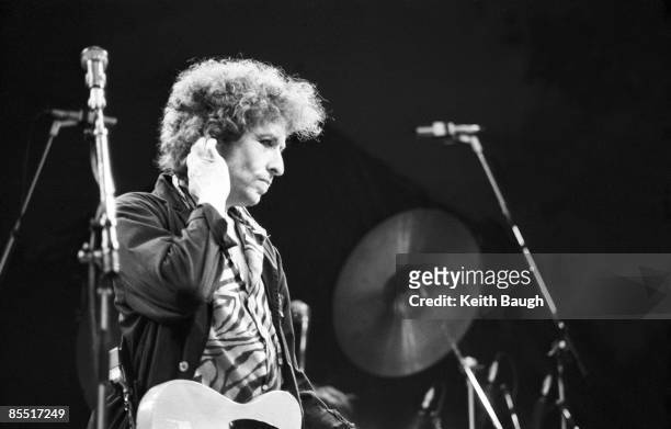 Photo of Bob DYLAN, Bob Dylan performing on stage
