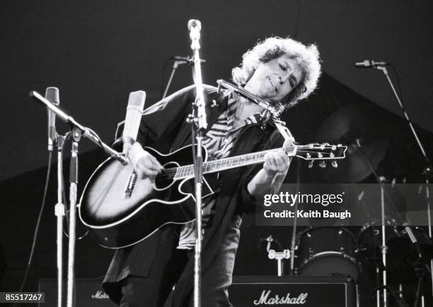 Photo of Bob DYLAN, Bob Dylan performing on stage