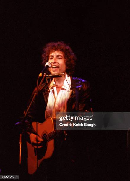 Photo of Bob DYLAN, Bob Dylan performing on stage