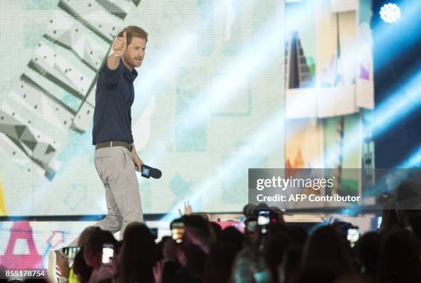 Britain's Prince Harry waves to the crowd after his speech at the We Day event in Toronto, Ontario, September 28, 2017. / AFP PHOTO / Geoff Robins