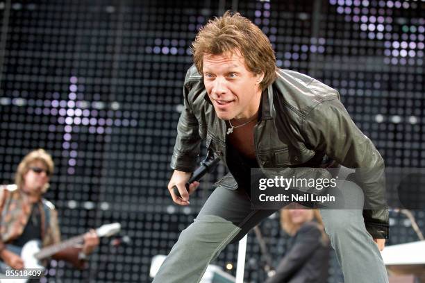 Photo of BON JOVI and Jon BON JOVI, Jon Bon Jovi performing on stage