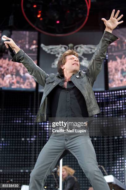 Photo of BON JOVI and Jon BON JOVI, Jon Bon Jovi performing on stage, arms up