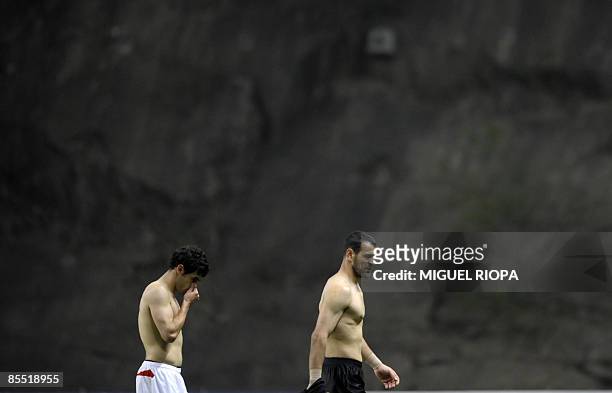 Braga´s players Uruguayan Luis Aguiar and goalkeeper Eduardo Carvalho react at the end of their round of 16 UEFA Cup football match against Paris...
