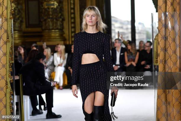 Karolina Kurkova walks the runway during the Balmain show as part of the Paris Fashion Week Womenswear Spring/Summer 2018 on September 28, 2017 in...