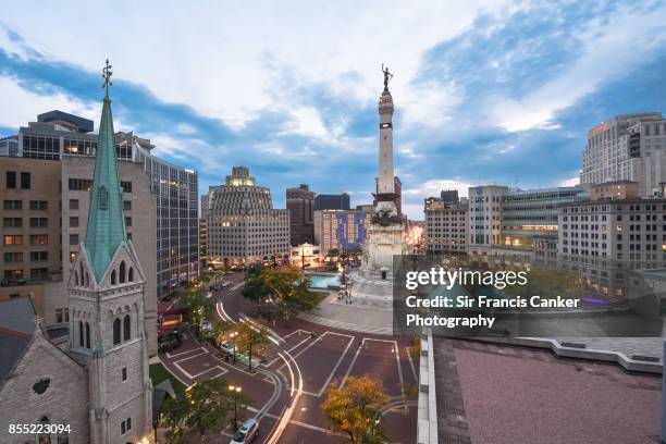 elevated view of indiana state's soldiers and sailors monument on monument circle, indiana, usa - indianapolis - fotografias e filmes do acervo