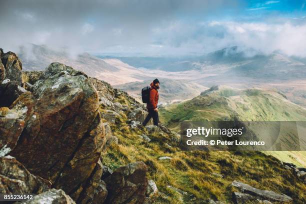 the journey home - snowdonia national park stock-fotos und bilder