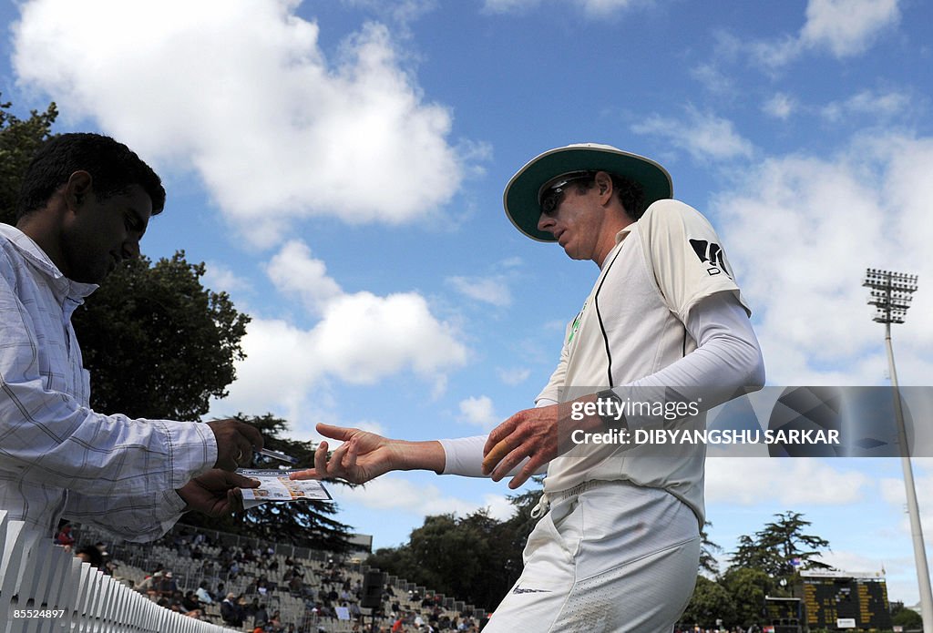 New Zealand cricketer Iain O'Brien signs