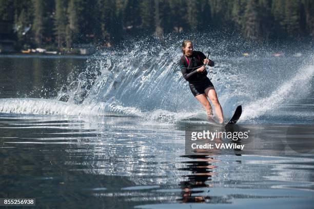 esqui aquático de mulher bonita - waterskiing - fotografias e filmes do acervo