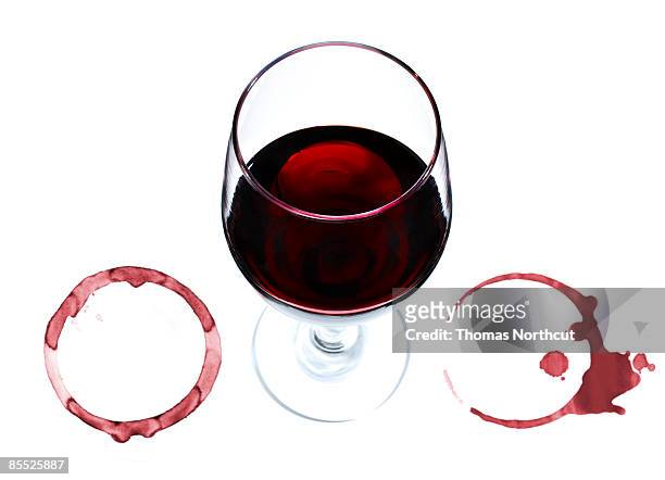wine glass and rings. - stains stockfoto's en -beelden