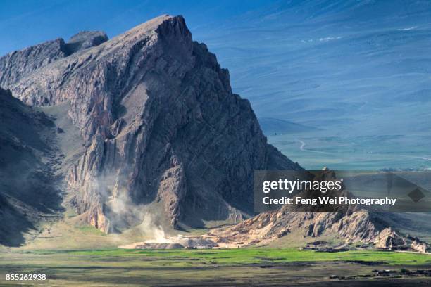 towering mountains @ dogubayazit plain, agri province, turkey - mt ararat stock pictures, royalty-free photos & images