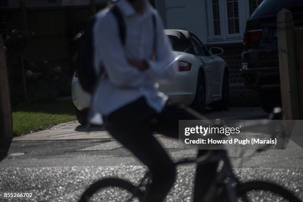 london life: look no hands mom - freihändiges fahrradfahren stock-fotos und bilder