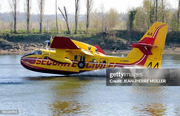 Un canadair de la base aérienne de la Sécurité civile de Marignane où sont regroupés les avions de lutte contre les incendies, écope sur le plan...