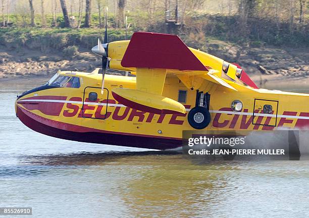 Un canadair de la base aérienne de la Sécurité civile de Marignane où sont regroupés les avions de lutte contre les incendies, écope sur le plan...