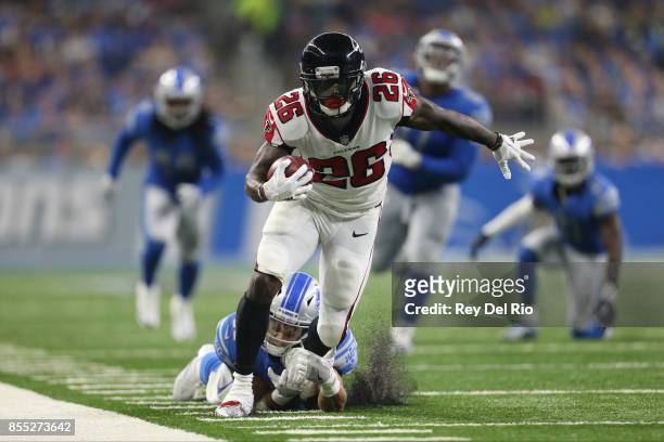 Tevin Coleman of the Atlanta Falcons runs the ball against Miles Killebrew of the Detroit Lions at Ford Field on September 024, 2017 in Detroit,...