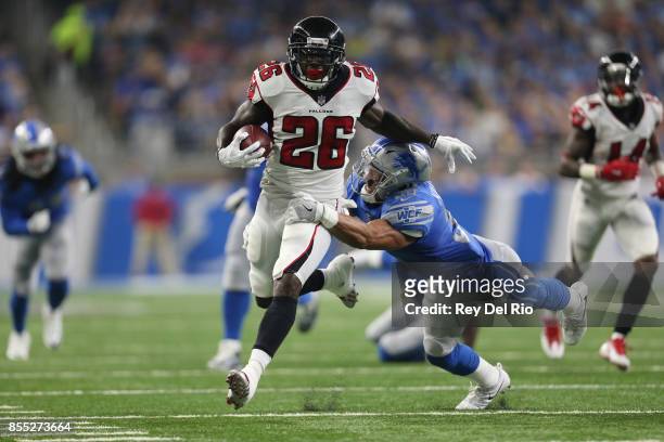 Tevin Coleman of the Atlanta Falcons runs the ball against Miles Killebrew of the Detroit Lions at Ford Field on September 024, 2017 in Detroit,...