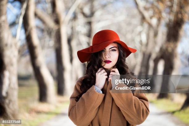 donna nelle fortezze autunnali - cappotto lungo foto e immagini stock